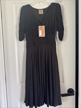 Nue by Shani Black Ruched-Waist V-Neck Midi Dress
